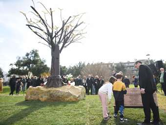 Το Δέντρο των Ψυχών στο Γκάζι - Ένα μνημείο του Δήμου Αθηναίων για τα 57 θύματα των Τεμπών
