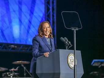 Η Κάμαλα Χάρις εξασφάλισε τον αριθμό Δημοκρατικών συνέδρων που χρειαζόταν για το χρίσμα της υποψήφιας προέδρου