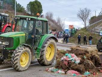 Μπλόκα αγροτών και στη Γαλλία: Αντιδρούν στα μέτρα για την αντιμετώπιση της οζώδους δερματίτιδας των βοοειδών
