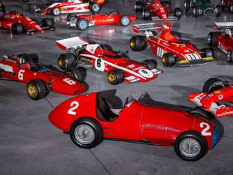 Ποιος αγόρασε την αμύθητης αξίας συλλογή μονοθεσίων της F1 του Bernie Ecclestone