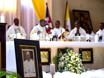 Τραμπ και Μακρόν αποτίουν φόρο τιμής στον Πάπα Φραγκίσκο στη Βασιλική του Αγίου Πέτρου