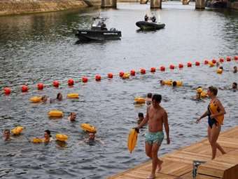 Παρίσι: Άνοιξε ο Σηκουάνας για δημόσιο κολύμπι για πρώτη φορά από το 1923