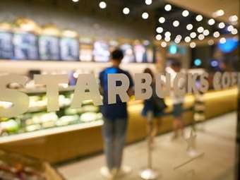 Starbucks: Θα καταβάλει 39 εκατ. δολάρια για παραβιάσεις κοινωνικών δικαιωμάτων στη Νέα Υόρκη