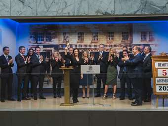 Attica Bank: Η CEO Ελένη Βρεττού χτύπησε το καμπανάκι στο Χρηματιστήριο Αθηνών