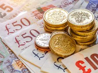 Νέο χαμηλό διμήνου για τη βρετανική λίρα - Ενισχύονται τα στοιχήματα για μειώσεις επιτοκίων από την BoE