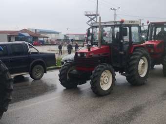 Συγκέντρωση αγροτών έξω από το γραφείο του Κ. Τσιάρα στην Καρδίτσα