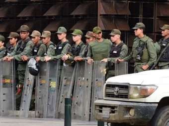 Βενεζουέλα: Μαζική ανάπτυξη στρατού ενόψει της άφιξης αμερικανικού αεροπλανοφόρου στην Καραϊβική