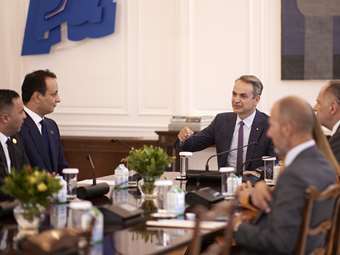 Συνάντηση Κ. Μητσοτάκη με τον γιο του στρατάρχη Χαφτάρ στο Μαξίμου