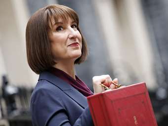 Βρετανία: Η υπουργός Οικονομικών Ριβς εξετάζει το ενδεχόμενο αύξησης του φόρου εισοδήματος για μείωση του ελλείμματος