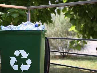 Politico: Η ΕΕ ερευνά την Ελλάδα για πιθανή κακοδιαχείριση κονδυλίων για ανακύκλωση