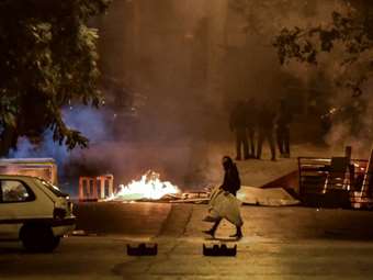 Άγνωστοι επιτέθηκαν τα ξημερώματα σε αστυνομικούς στα Εξάρχεια