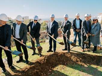 Η Hines ξεκίνησε την κατασκευή του Apollo Hills