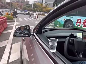 Δείτε το FSD της Tesla να αναλαμβάνει την "πρόκληση του νερού" (video)