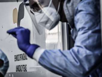 ΕΟΔΥ: 6 θάνατοι από covid-19, 8 διασωληνωμένοι 158 εισαγωγές-Ένα σοβαρό κρούσμα γρίπης