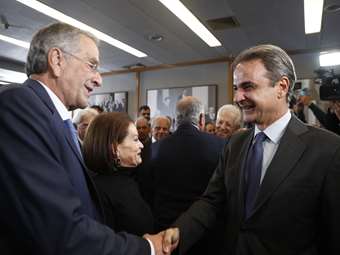 Κ. Μητσοτάκης - Αντ. Σαμαράς - Κ. Καραμανλής στον ίδιο χώρο, μετά από 7 μήνες - Η χειραψία του Πρωθυπουργού με τους δύο πρώην