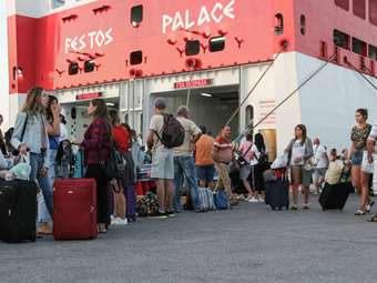 Αδειάζουν Αθήνα, Θεσσαλονίκη - Κορυφώνεται η έξοδος των αδειούχων προς νησιά και επαρχία