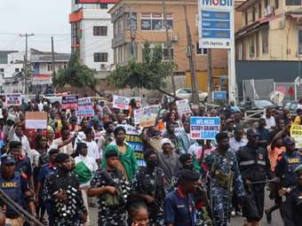 Νιγηρία: Ο πρόεδρος απευθύνει έκκληση να σταματήσουν οι διαδηλώσεις κατά της ακρίβειας