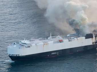 Βυθίστηκε πλοίο που μετέφερε πάνω από 3.000 αυτοκίνητα