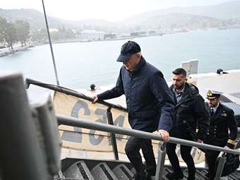 Επίσκεψη ΥΕΘΑ στη φρεγάτα ΥΔΡΑ