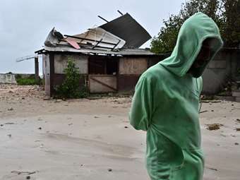 Τζαμάικα: Γαλλικό πολεμικό πλοίο παρέδωσε 40 τόνους ανθρωπιστικής βοήθειας μετά τον τυφώνα Μελίσα
