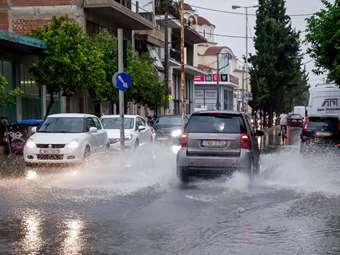Πλημμυρισμένοι δρόμοι και κατολισθήσεις σε Αγρίνιο, Πρέβεζα, Αχαΐα από τη νεροποντή