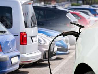 Συνεχίζεται η πτώση στα ηλεκτρικά - Απογειώνονται τα plug-in υβριδικά στην ελληνική αγορά αυτοκινήτου