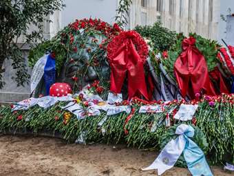 Πλήθος κόσμου τιμά την 52η επέτειο της εξέγερσης του Πολυτεχνείου