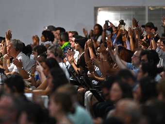 COP30: Χαμηλών φιλοδοξιών συμβιβασμός 200 χωρών για την κλιματική δράση, χωρίς σχέδιο εξόδου από τα ορυκτά καύσιμα
