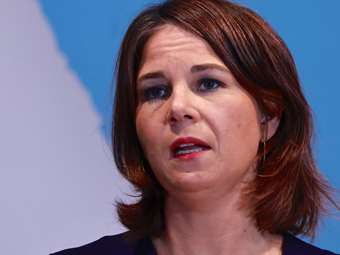 Αν. Μπέρμποκ: Να διατηρηθούν οι κυρώσεις κατά των συμμάχων του Άσαντ που διέπραξαν εγκλήματα