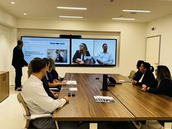 Υπερσύγχρονη αίθουσα τηλεδιάσκεψης του Affidea NeuraCare με την σφραγίδα αξιοπιστίας της Active