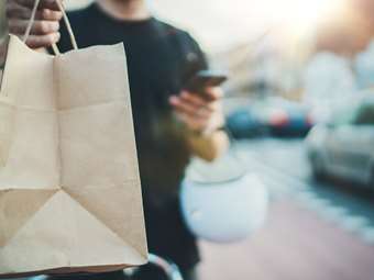 Τρεις κολοσσοί παράδοσης τροφίμων μηνύουν τις Αρχές της Νέας Υόρκης