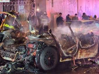 Οργισμένο πλήθος έβαλε φωτιά σε αυτόνομη Jaguar (video)