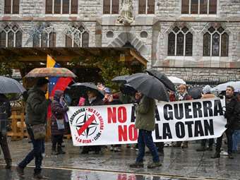 Ισπανία: Χιλιάδες διαδηλωτές έξω από την αμερικανική πρεσβεία καταγγέλλουν την επίθεση των ΗΠΑ στη Βενεζουέλα