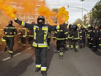 Πορτογαλία: Εκατοντάδες πυροσβέστες διαδήλωσαν στη Λισαβόνα διεκδικώντας μισθολογικές αυξήσεις