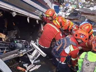 Γουατεμάλα: Λεωφορείο έπεσε από γέφυρα - Τουλάχιστον 51 νεκροί