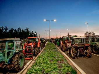 Κλιμακώνουν τις κινητοποιήσεις οι αγρότες της βόρειας Ελλάδας - Κλειστοί οι παράδρομοι της ΕΟ Αθηνών-Θεσσαλονίκης στο μπλόκο της Νίκαιας