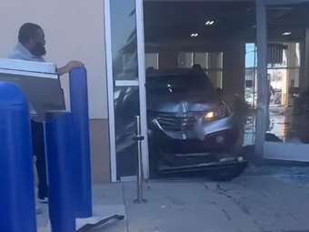 Οδηγός εισέβαλε σε κατάστημα με το αυτοκίνητο γιατί δεν τον εξυπηρέτησαν- 8 τραυματίες