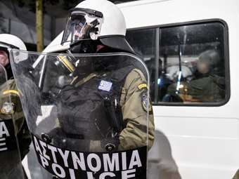 Δύο συλλήψεις για τη χθεσινή επίθεση με μολότοφ σε αστυνομικούς στην Πλατεία Βικτωρίας