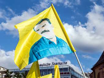 PKK: Ζητεί τη χαλάρωση της απομόνωσης του Οτσαλάν - "Είναι ο επικεφαλής διαπραγματευτής μας"