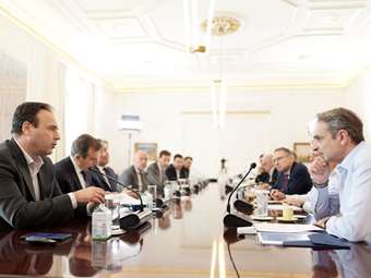 Τρία νέα ψηφιακά εργαλεία-"ασπίδα" για την προστασία των ανηλίκων από αλκοόλ και καπνό - Τι συζητήθηκε στο Μαξίμου