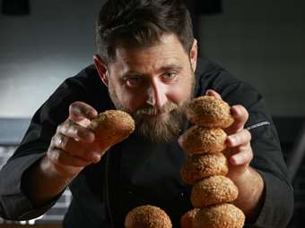 Κουλουράδες: Πώς από τον Πειραιά επεκτάθηκε σε όλη την Ελλάδα - Τα σχέδια για εξωτερικό &amp; τα νέα projects