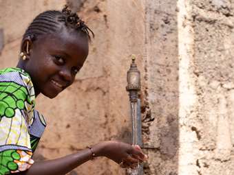 ΗΑΕ: Εγκαινιάστηκε στο Αμπού Ντάμπι ταμείο για την υγεία μητέρων και νεογνών στην Αφρική