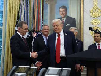 Τραμπ: Συμφωνία με την Pfizer για μειώσεις στις τιμές των φαρμάκων