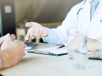 Ένας ογκολόγος απαριθμεί τέσσερα απρόσμενα συμπτώματα καρκίνου που πρέπει να γνωρίζουμε