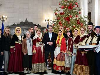 Τα κάλαντα των Χριστουγέννων στον Κυριάκο Μητσοτάκη