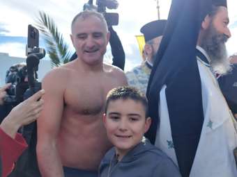 Ηράκλειο: Οκτάχρονος ο βουτηχτής που έπιασε τον σταυρό