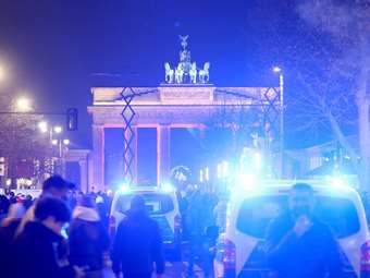 Γερμανία: Δύο νεκροί από αυτοσχέδια πυροτεχνήματα - Δεκάδες περιστατικά με πυρκαγιές σε κάδους και αυτοκίνητα