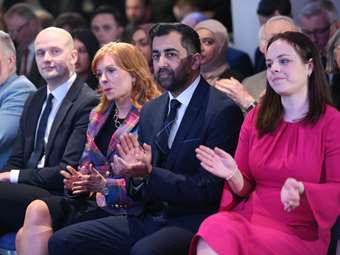 Σκωτία: Ο 37χρονος μουσουλμάνος Χούμζα Γιουσάφ αντικαθιστά τη Νίκολα Στέρτζον στην ηγεσία του SNP