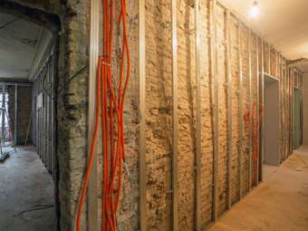 Ο γρίφος των ανακαινίσεων: 7 στα 10 κτίρια στην Αττική είναι ηλικίας από 35 ετών και πάνω