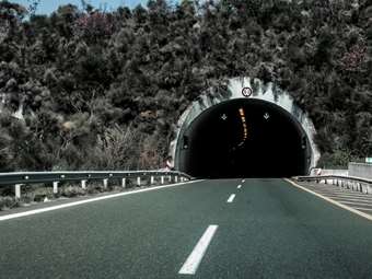 Μπλόκο στις νέες αναθέσεις έργων μπορεί να βάλει ο άλυτος "γρίφος" των εγγυητικών επιστολών